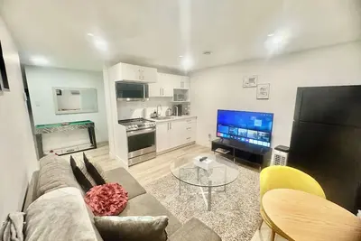 Image de Maison élégante près de l'aéroport de Moncton Stationnement gratuit et Wifi rapide