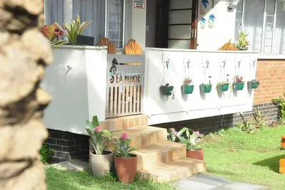 Image de Charmant appartement de 2 chambres à Gqeberha avec vue sur le jardin