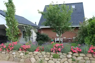 Image de Ostseenahes, gemütliches Ferienhaus by Interhome