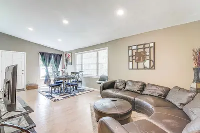 Image de 14 Mi to Mercedes-Benz Stadium! Home w/ Yard