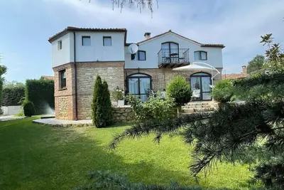 Image de auf zwei Etagen, mit Garten und überdachtem Grillplatz by Interhome