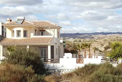 Image de Villa avec piscine privée, à 35 km des plages, vue montagne, Wifi