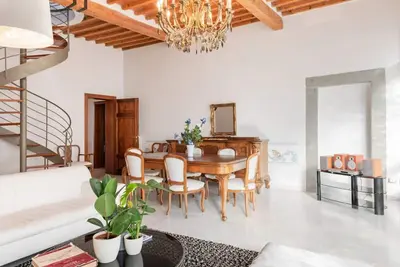 Image de This 195sqm roomy apartment can accommodate up to 7 people. Located on the second and last floor, without a lift, of a historic building dating back to the 13th century in the city center, the apartment is on two levels. Located on the main street of Pis