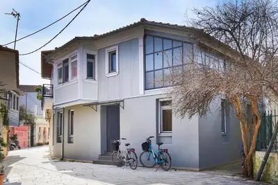 Image de An artistic experience of staying in a luxurious house at the 'heart' of Lefkada