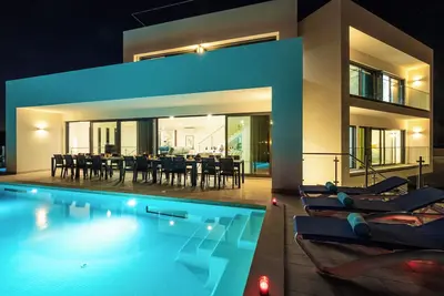 Spacious Villa with Heated Pool & 2 Jacuzzis