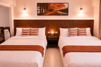 PhayaThai Autumn Hideaway • 2 Queen Beds • Vintage Kitchen