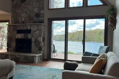 Image de The Sunrise Cottage: Lakefront Getaway