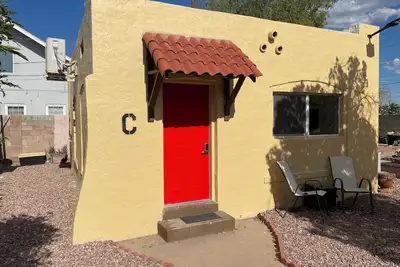 Image de Cherry red door cottage with Ac in cool Phoenix C