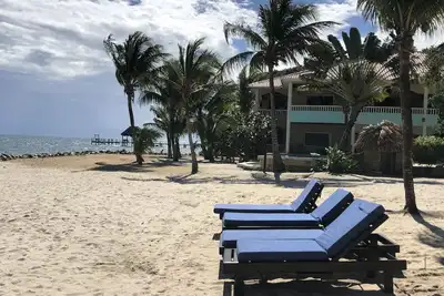 Dual Beachfront 4br Condos-Sleeps 14-Placencia