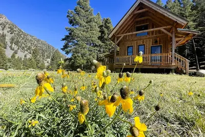 Image de Swiftcurrent Cabin-Cozy Cabin with a Hot Tub on the River next to the Wilderness
