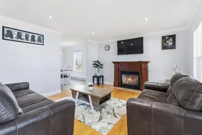 Image de Spacious 4br Home Sleeps 10 I Game Room + Sunroom+ Veranda
