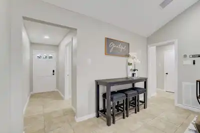 Image de 15 Min to Woodlands! Cozy, Modern Home