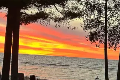 Image de Sandy Toes Retreat, pet friendly & just 25 steps to a sandy beach Lake Michigan.