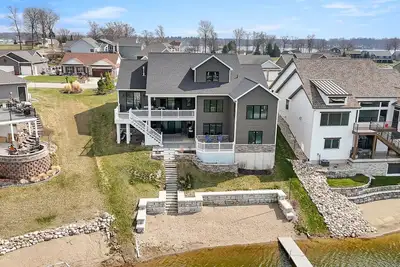 Image de Stunning 6 Bedroom Lake House Retreat on Hamilton Lake