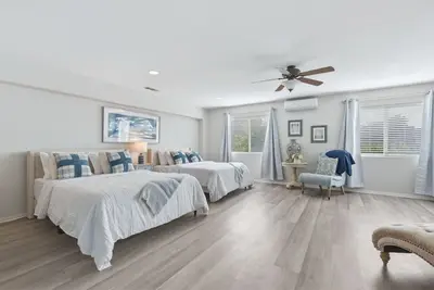 Image de 7br Home/10Beds/4ba/3TVs/Foosball/2 Suite