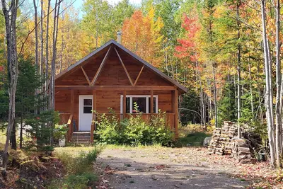 Image de Off grid cottage in the woods. \nPeaceful, in nature, pet friendly. \nno electricity