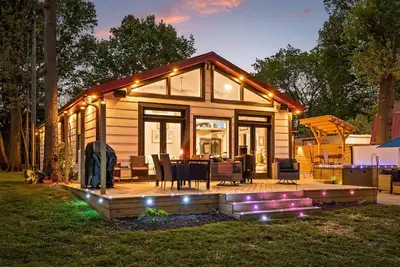 Image de Riverfront Stay | Hot Tub, Secret Space, Pets Ok!