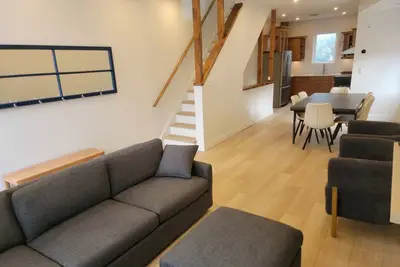Image de Stay in the heart of Toronto. Private and comfortable semi-detached home.