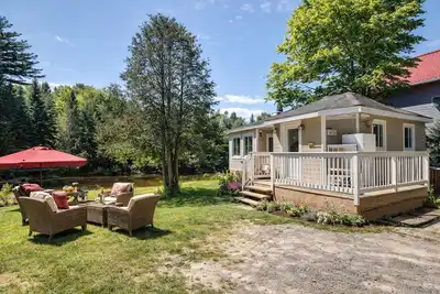 Image de Quiet Riverfront Retreat – Cozy Chalet