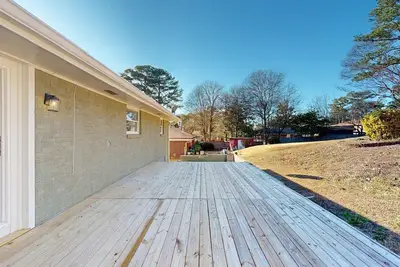 Image de This bright, newly remodeled modern home has easy access to Decatur and Atlanta.