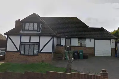 Image de Un village tranquille, une maison Tudor moderne avec vue sur la mer