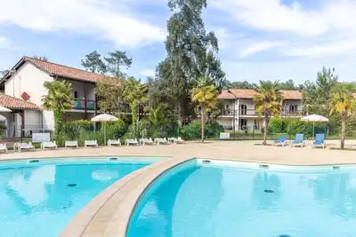 Image de Retraite moderne avec piscine et tennis