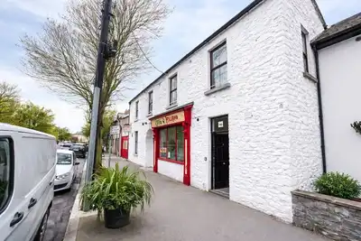 Image de Newly refurbished apartment in the heart of Skerries and 100m from the beach.