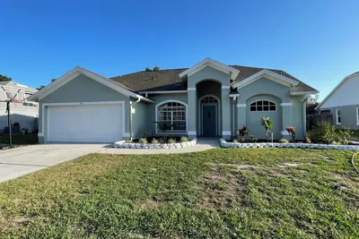 Spacious heated Pool Home with Smart TVs and Pool Table.