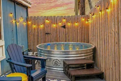 Image de Cowboy Pool • Steps to Beach! • King Bed + Parking