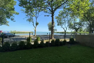 Image de Modern apartment directly next to the free beach os Siófok with air-conditioner