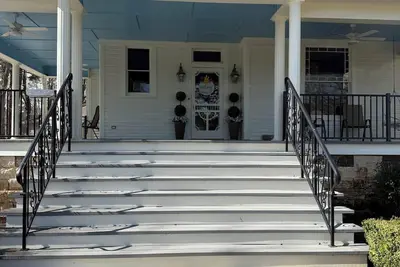 Image de Luxury Victorian Estate with Pavilion, Pond & Group Lodging