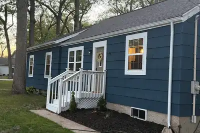 Image de Walk to the beach! Charming 3-bedroom in historic cottage district; fenced yard.