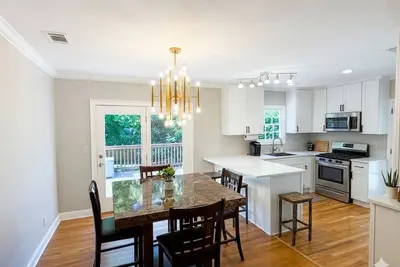 Image de Your World Cup Stay 5Bd/3Bth with 2 Kitchens and 2 Living Rooms