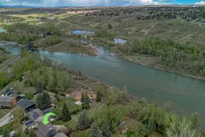 Image de Almost 1/2 an acre on the Bow River, huge fenced yard, hot tub, firepit, games!