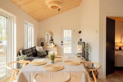 Image de New 2br Lakefront Cottage | Lac des Sables · Private Beach · Deck
