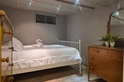 Image de Oasis Paisible Sous-sol Privé avec Lit Queen & Cuisine Complète