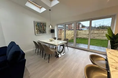 Image de Executive 6 Bedroom Home Near Nec & Airport
