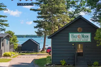 Image de Spacious Lake Cabin w sandy beach & Sauna! Cabin #8 @ Half Moon Resort