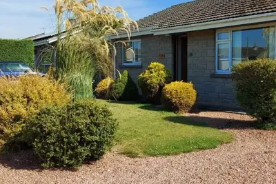 Image de Bungalow 3 bedrooms sleeps 7, large living area, patio area,