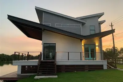 Image de Waterfront home - Seabrook w/ Soaring ceiling, Lake view, WeeklyStay