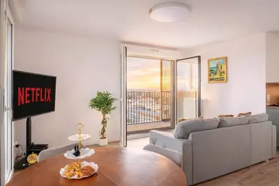 Image de High-Floor Eiffel Tower Skyline View Apartment - Metro 4 at Doorstep - Sleeps 6