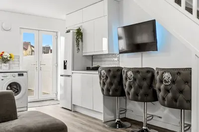 Image de Fully Renovated 2-Bedroom Home with Parking - Pass the Keys