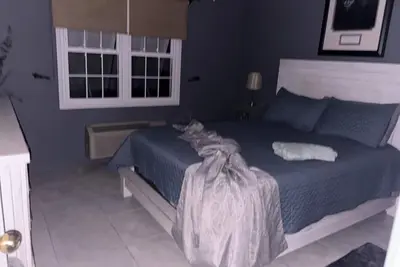 Image de 2-bedroom condo in Paget Parish, Ac comfort close to beach restaurants grocery