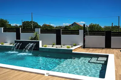 Image de Modern house with pool & indoor heated jacuzzi