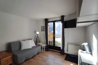 Image de Studio « Le Refuge Douillet » avec vue sur la montagne et terrasse privée