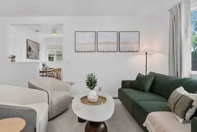 Image de 10 Min to Disney - Family Dream Home-King Bed!