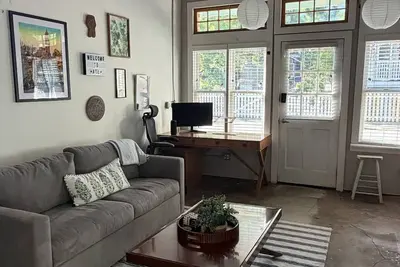 Image de Historic Cabbagetown Loft - Walk to BeltLine, Parks, Dining & Bars