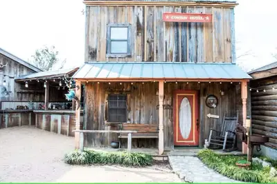 Image de Cowboy Hotel in Western Town w/Saloon & Firepit!
