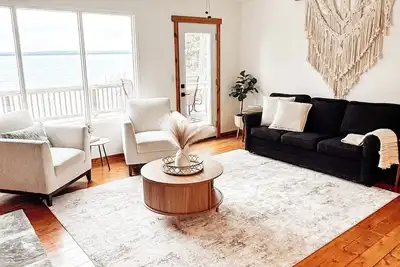 Image de Pine Haven: Cozy Lakefront Escape with Private Beach & Hot Tub