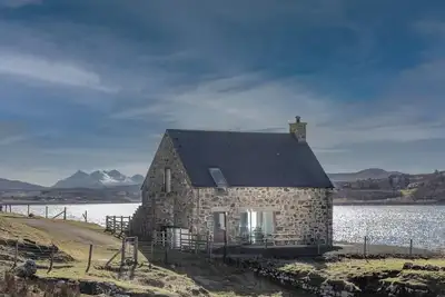 Image de A secluded Skye boathouse where rugged beauty meets refined coastal living.
